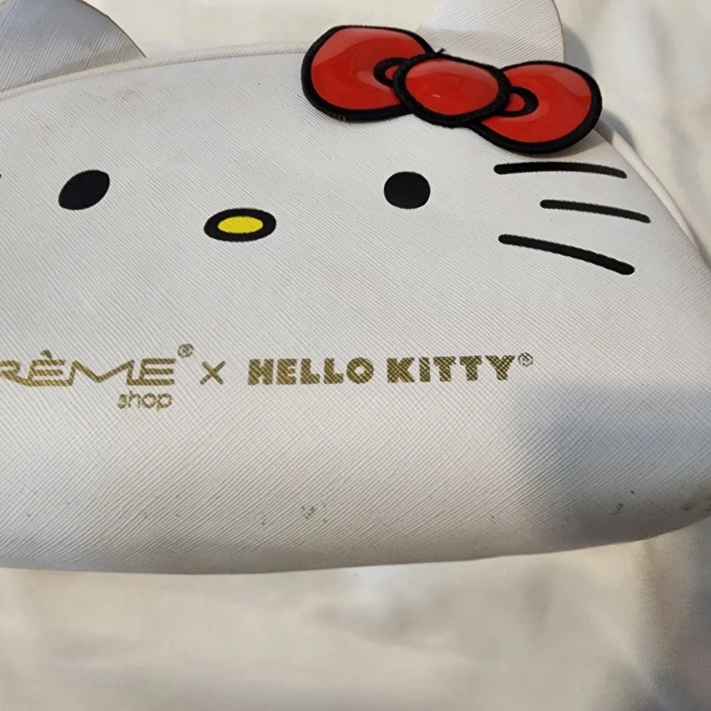Creme Shop x Hello Kitty Makeup Cosmetics Travel Bag Pouch Case Red‎ Bow Zip
